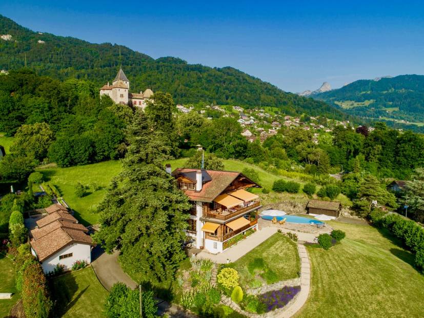 UNIQUE ! Spacieux chalet au bénéfice de matériaux de qualité supérieure avec second chalet indépendant. à vendre à St-Légier