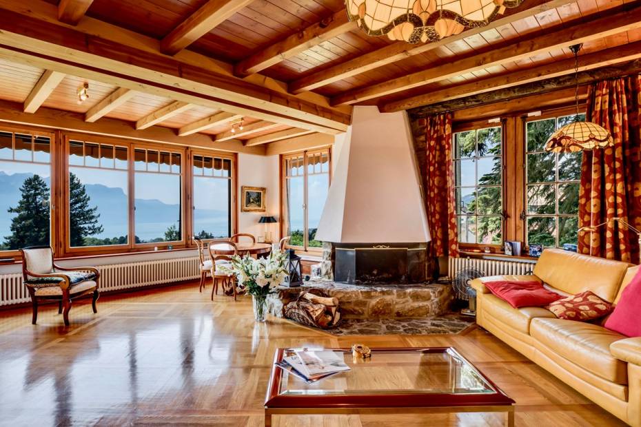 UNIQUE ! Spacieux chalet au bénéfice de matériaux de qualité supérieure avec second chalet indépendant. à vendre à St-Légier