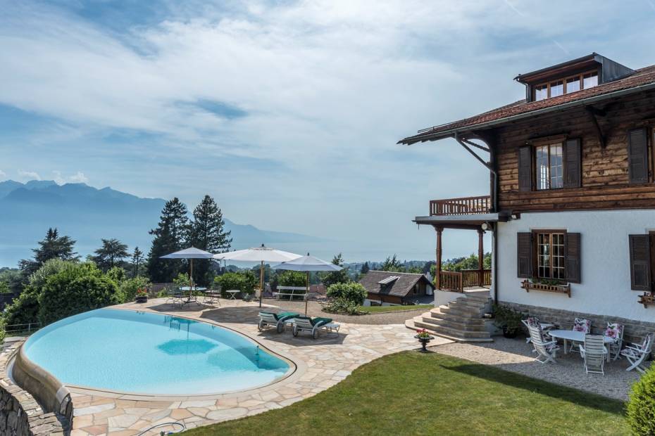 UNIQUE ! Spacieux chalet au bénéfice de matériaux de qualité supérieure avec second chalet indépendant. à vendre à St-Légier