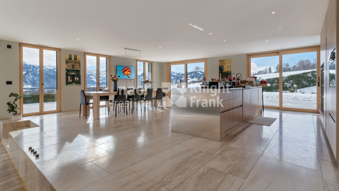 Propriété individuelle récente de 6.5 pièces avec vue panoramique et piscine extérieure à vendre à Riaz