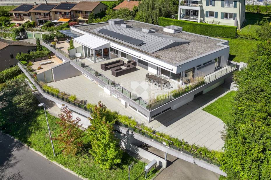 Magnifique attique avec spacieuses terrasses et vue imprenable sur le lac