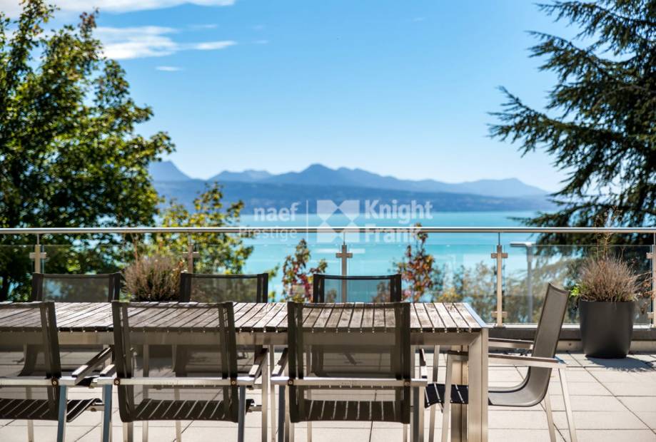 Magnifique attique avec spacieuses terrasses et vue imprenable sur le lac