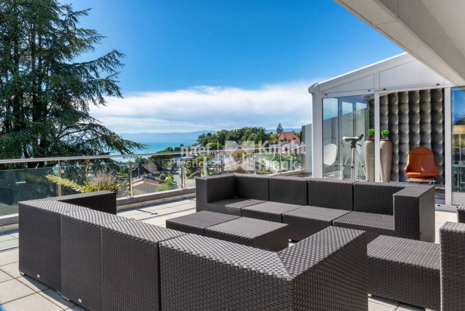 Magnifique attique avec spacieuses terrasses et vue imprenable sur le lac