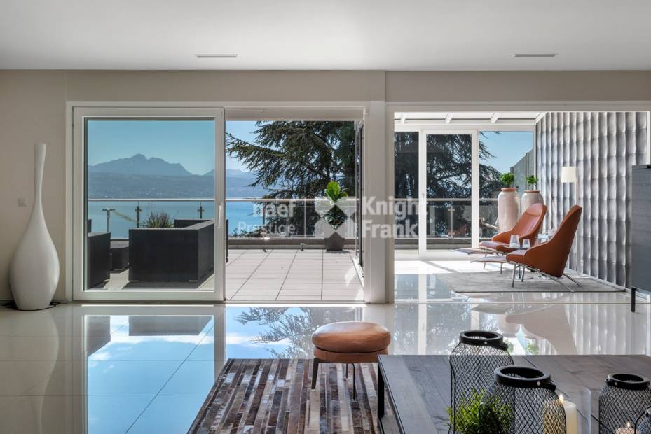 Magnifique attique avec spacieuses terrasses et vue imprenable sur le lac