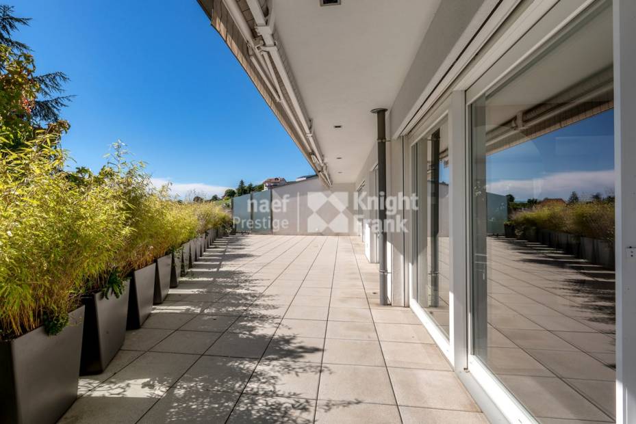 Magnifique attique avec spacieuses terrasses et vue imprenable sur le lac