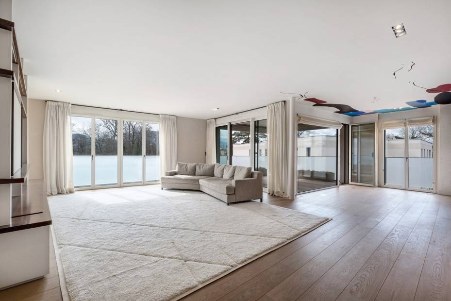 Elegant 240 sq. m. apartment in a secure residence
