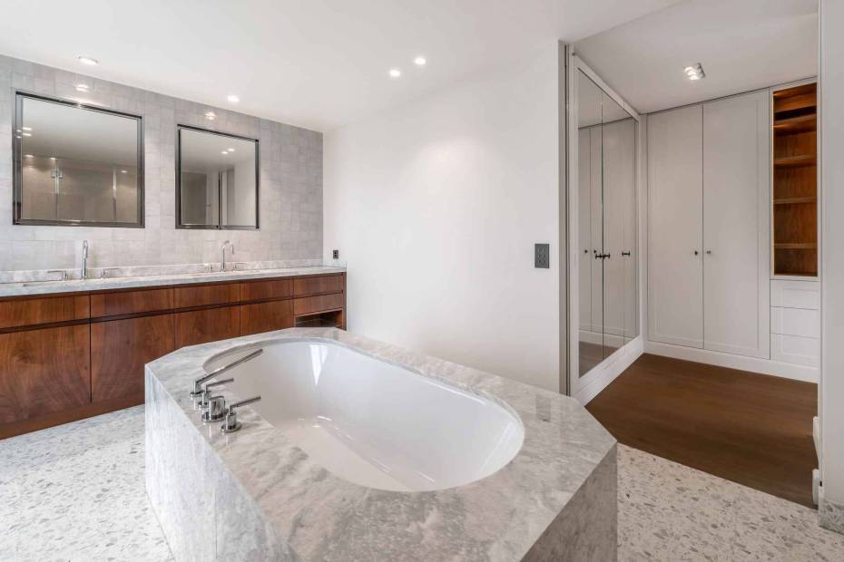 Elegant 240 sq. m. apartment in a secure residence