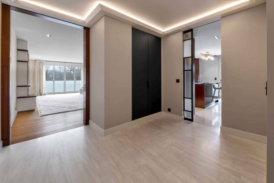 Elegant 240 sq. m. apartment in a secure residence