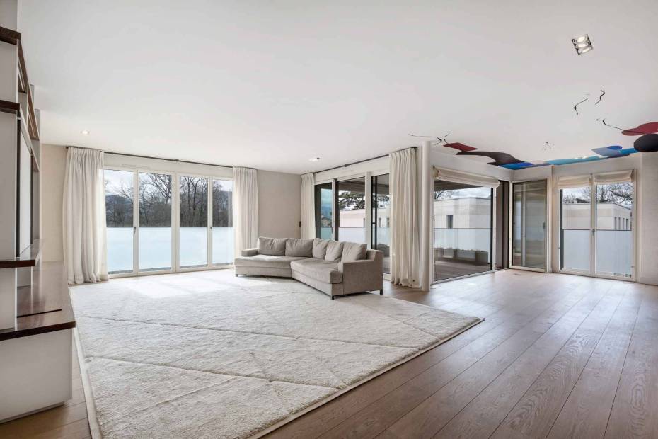 Elegant 240 sq. m. apartment in a secure residence