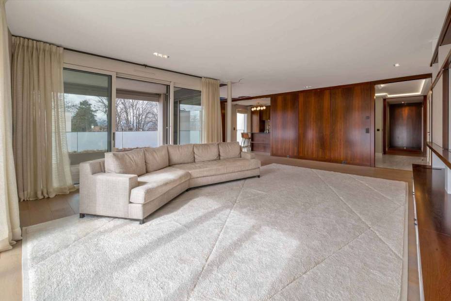 Elegant 240 sq. m. apartment in a secure residence