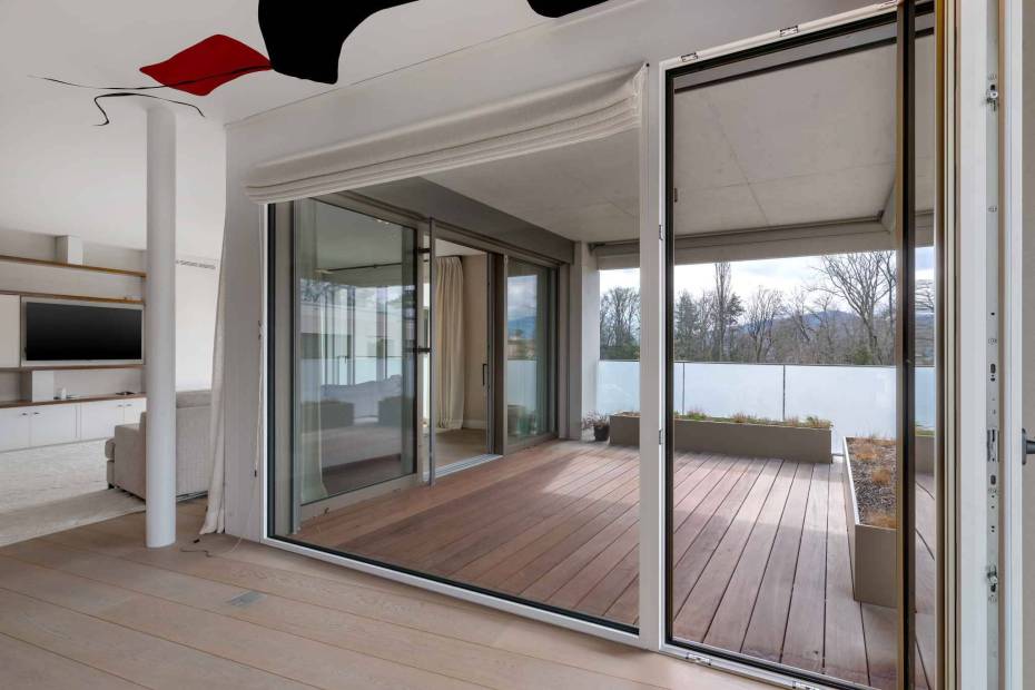 Elegant 240 sq. m. apartment in a secure residence