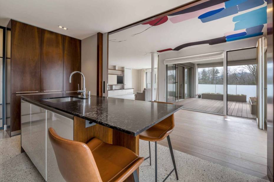 Elegant 240 sq. m. apartment in a secure residence