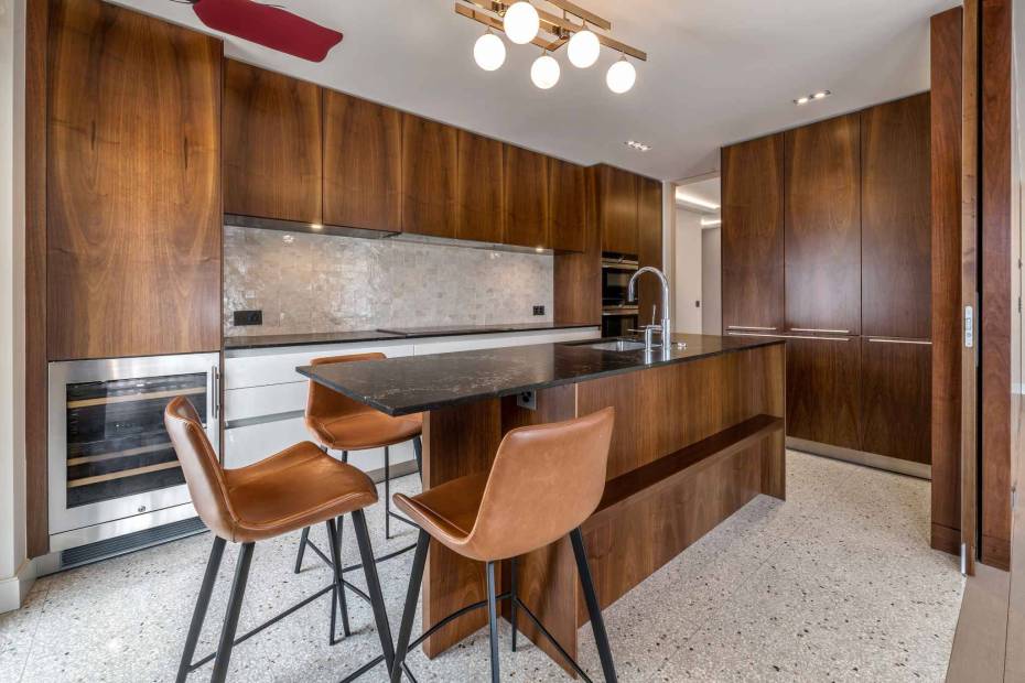Elegant 240 sq. m. apartment in a secure residence