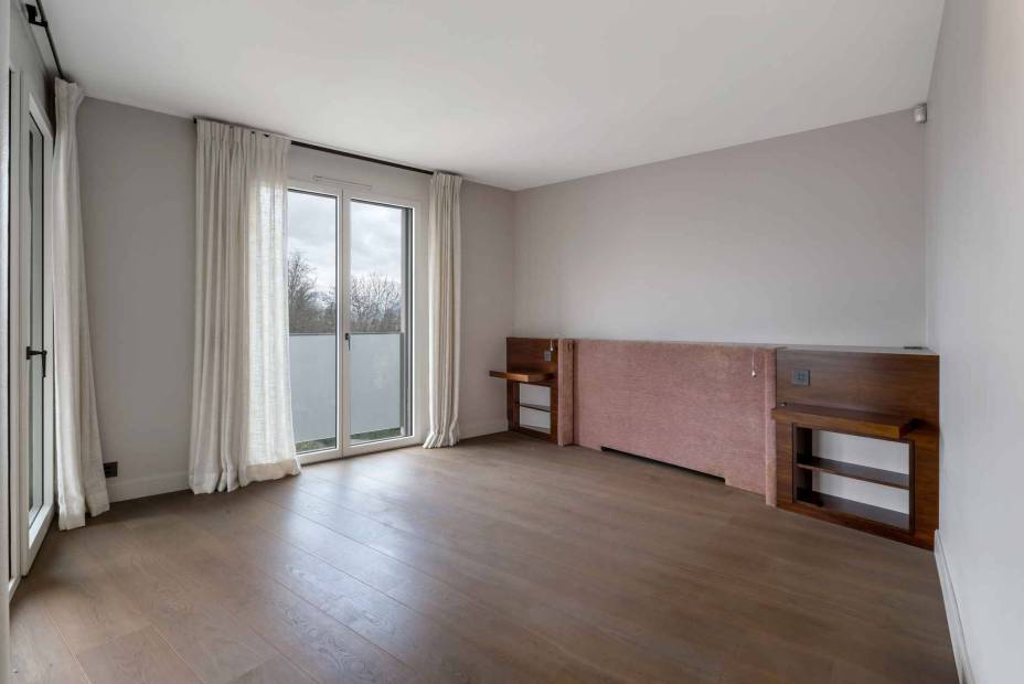Elegant 240 sq. m. apartment in a secure residence