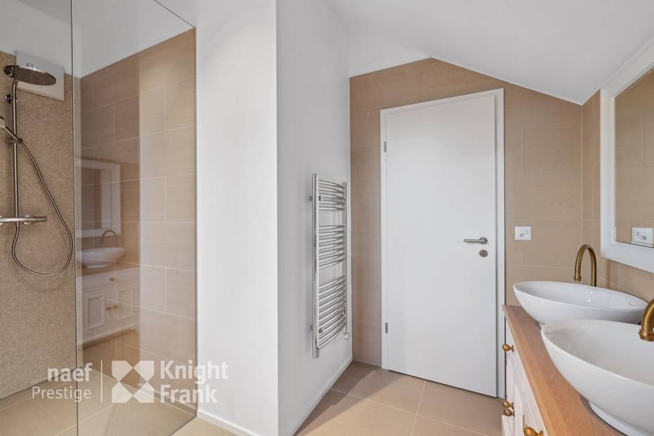 Splendide maison neuve répartie sur 3 niveaux avec terrasse et jardin