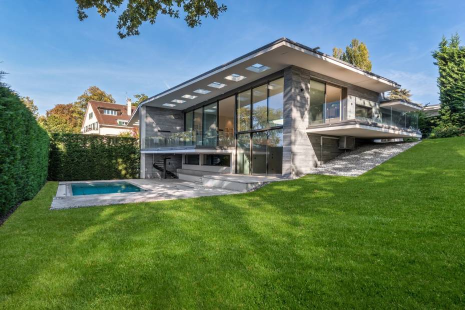 Villa avec vue lac et accès privé lac.