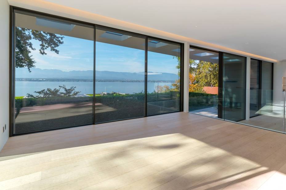 Villa avec vue lac et accès privé lac.