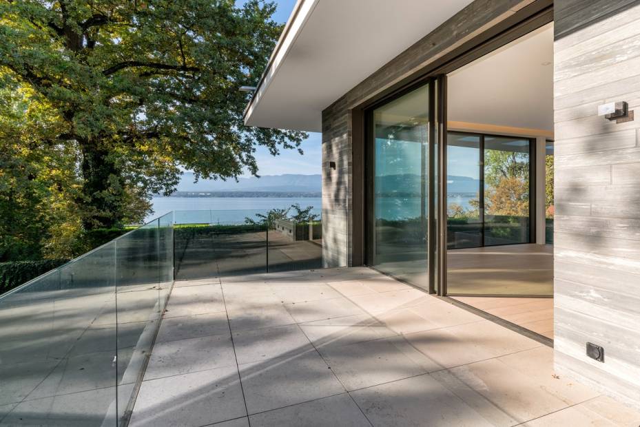 Villa avec vue lac et accès privé lac.