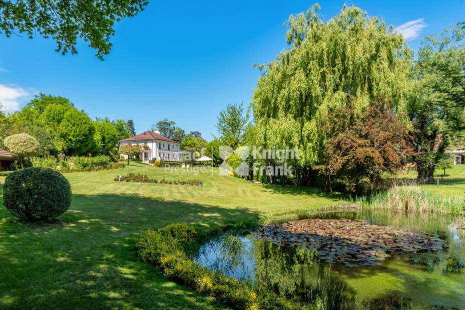 Exceptional Property in the Heart of Conches, Absolute Tranquility and Panoramic Views