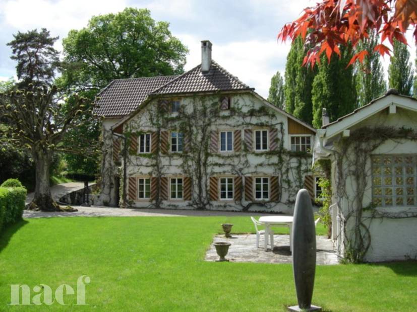 Splendid modern 8-room house with a large garden in Colombier