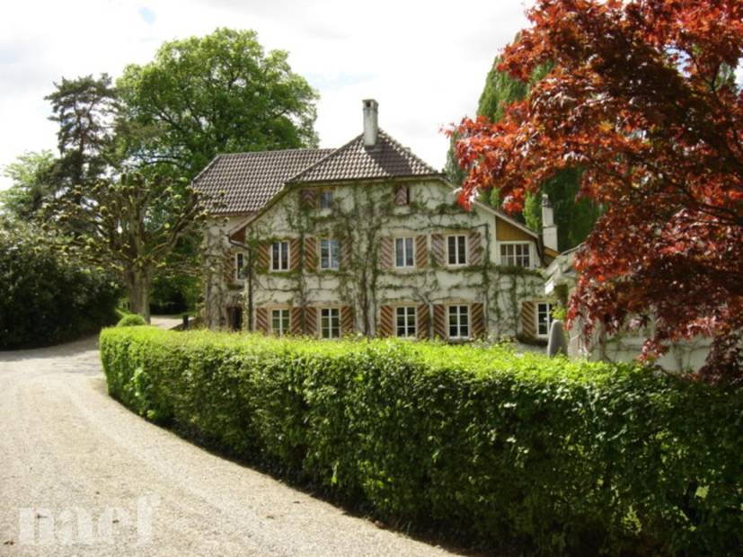 Splendid modern 8-room house with a large garden in Colombier