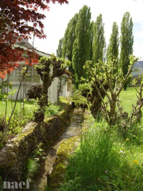 Splendid modern 8-room house with a large garden in Colombier