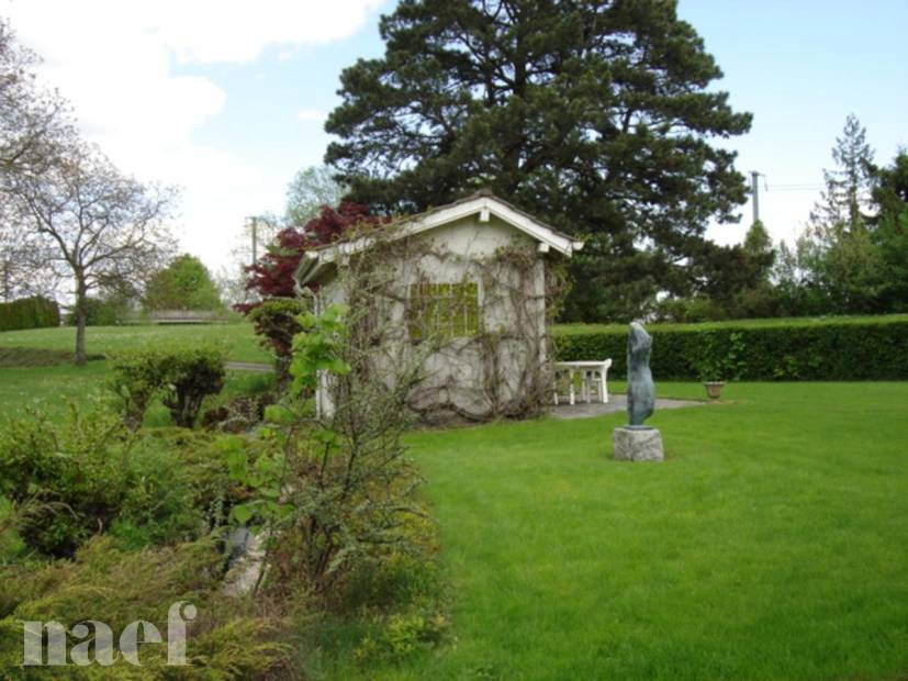 Splendid modern 8-room house with a large garden in Colombier