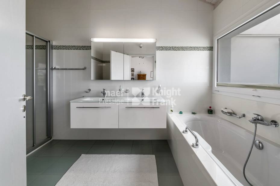 Maison familiale de 7.5 pièces avec ascenseur privatif et vue panoramique sur le lac à vendre à Chailly/Montreux