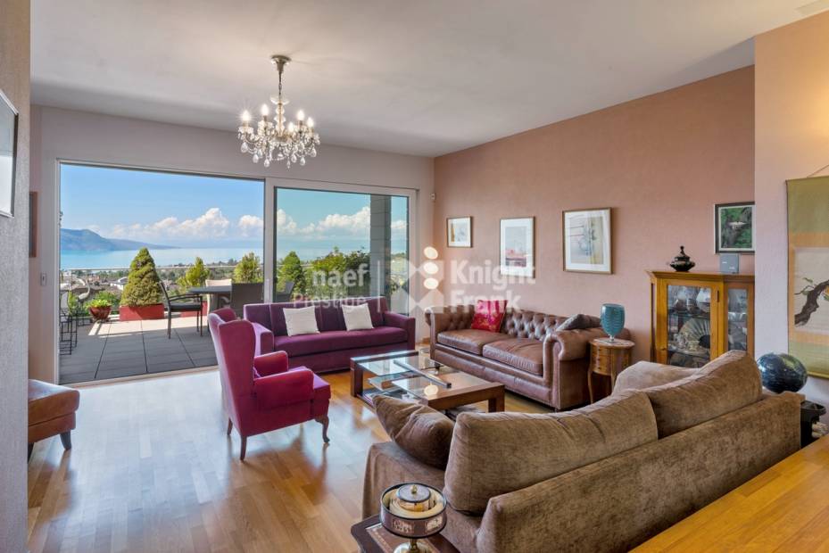Family Home with 7.5 Rooms, Private Elevator, and Panoramic Lake View for Sale in Chailly/Montreux