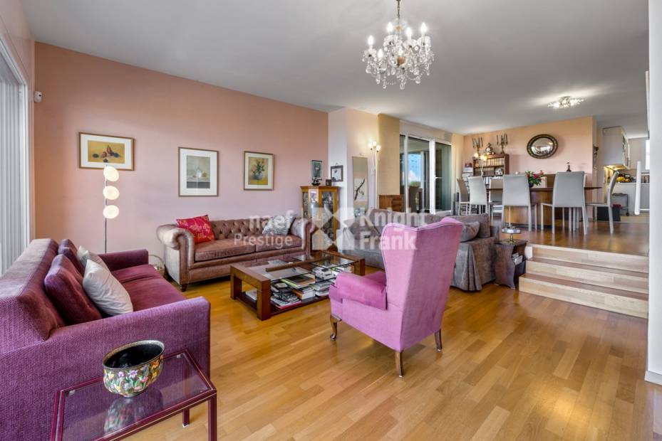 Family Home with 7.5 Rooms, Private Elevator, and Panoramic Lake View for Sale in Chailly/Montreux