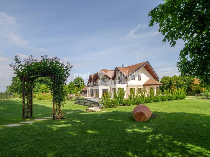 Propriété d’exception avec vue imprenable sur le lac de Neuchâtel à vendre à Chabrey