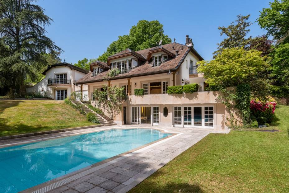 Prestigious property set in a peaceful green haven