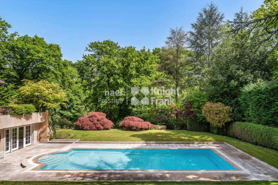 Prestigious property set in a peaceful green haven