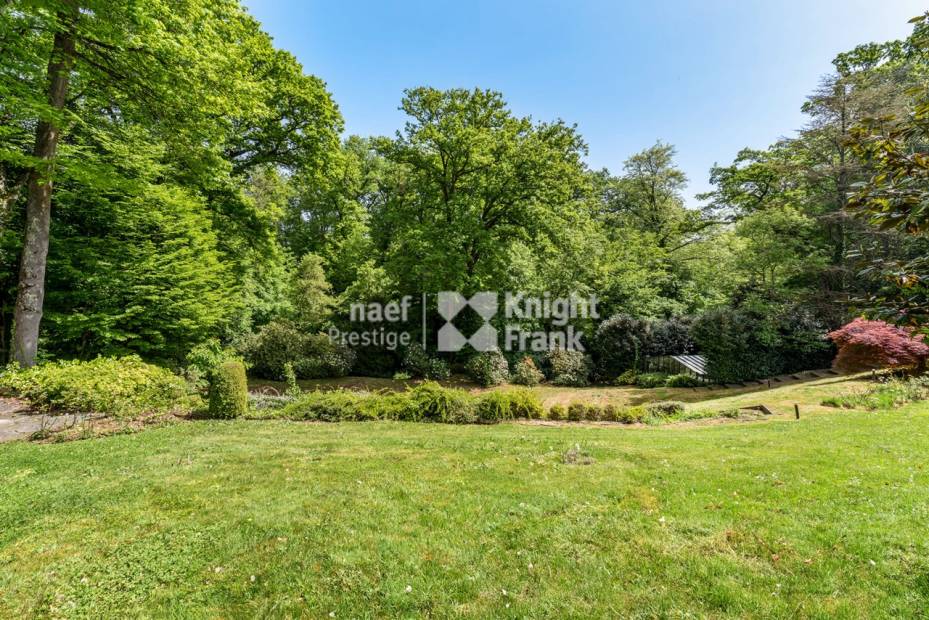 Prestigious property set in a peaceful green haven