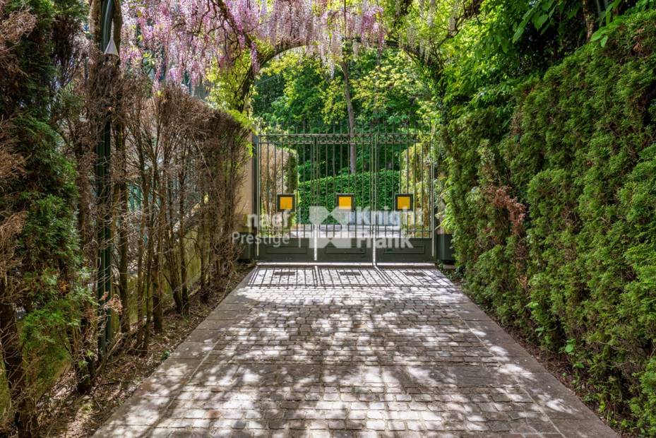 Prestigious property set in a peaceful green haven