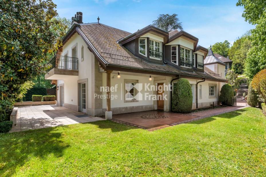 Prestigious property set in a peaceful green haven