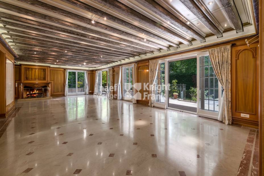 Prestigious property set in a peaceful green haven