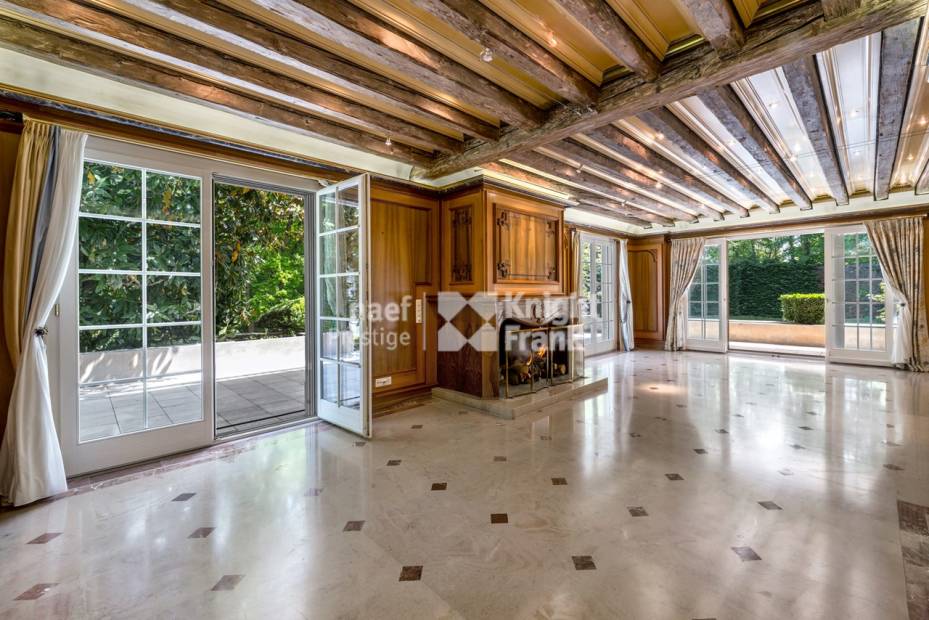 Prestigious property set in a peaceful green haven
