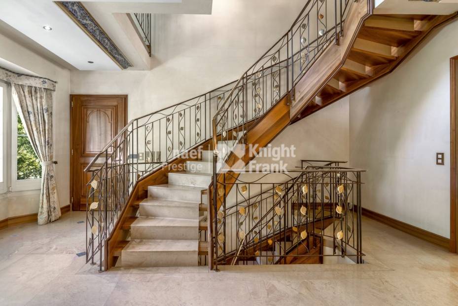 Prestigious property set in a peaceful green haven