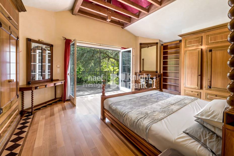 Prestigious property set in a peaceful green haven