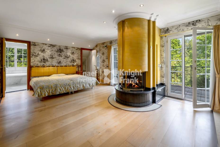 Prestigious property set in a peaceful green haven