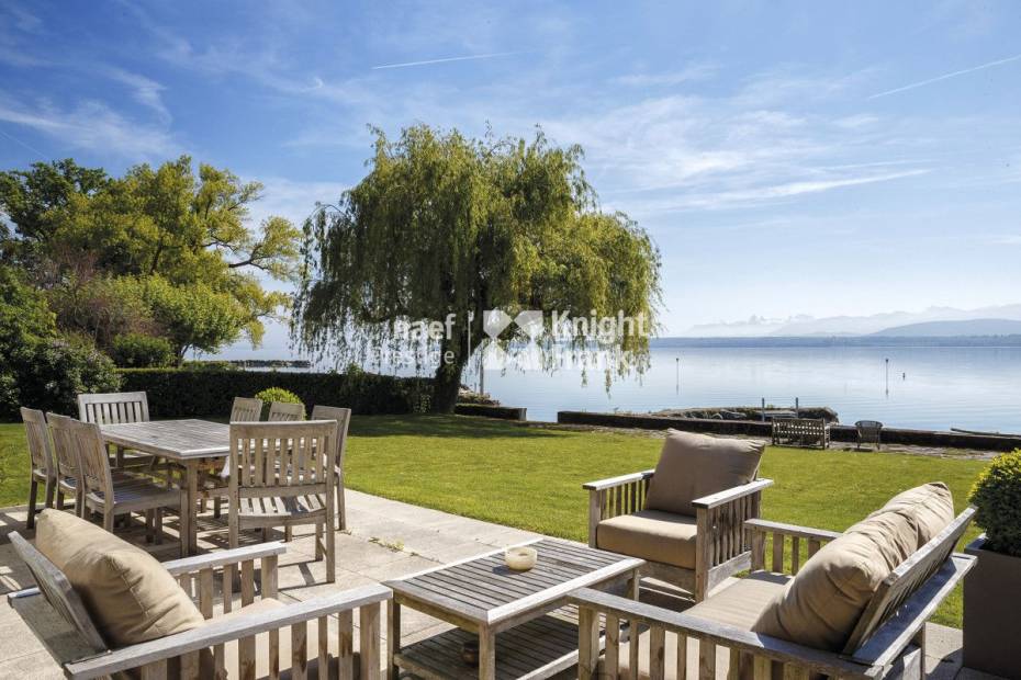 Situation exceptionnelle pieds dans l’eau – propriété de maître de 9.5 pièces avec terrasses et grand jardin