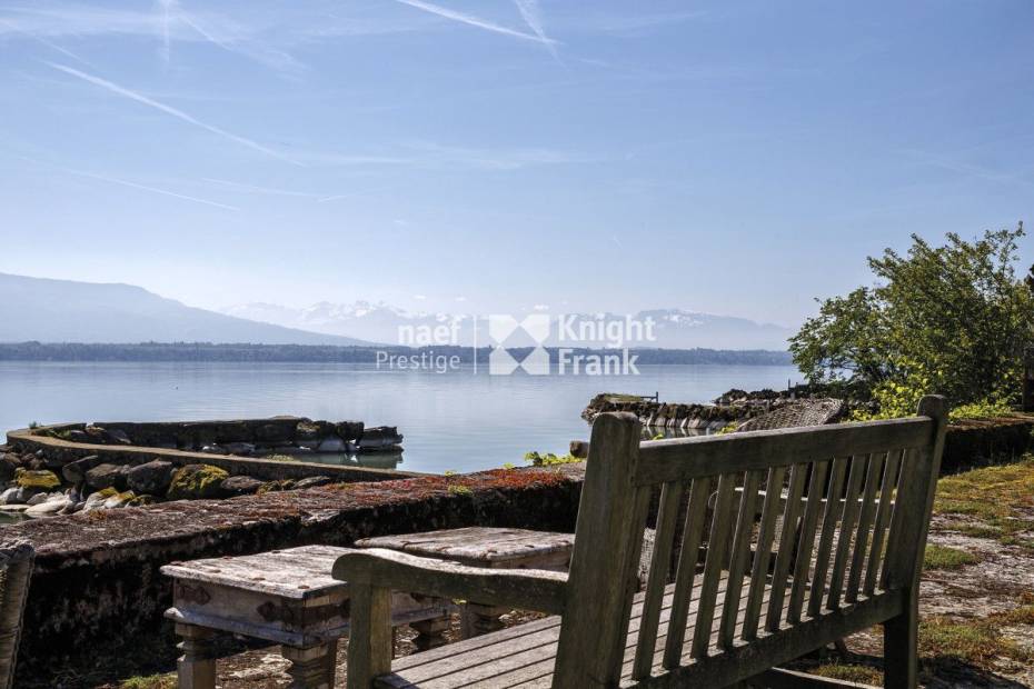 Situation exceptionnelle pieds dans l’eau – propriété de maître de 9.5 pièces avec terrasses et grand jardin