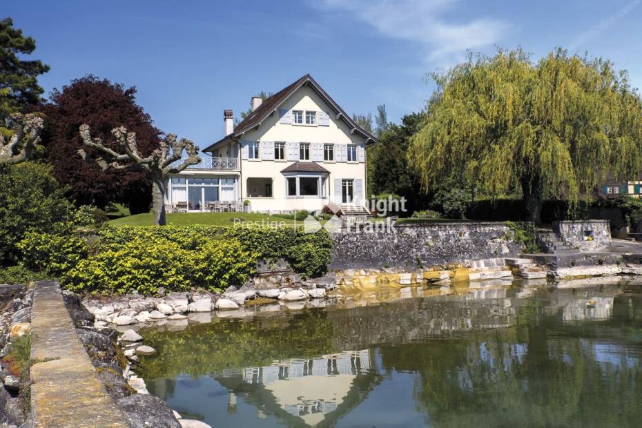 Situation exceptionnelle pieds dans l’eau – propriété de maître de 9.5 pièces avec terrasses et grand jardin