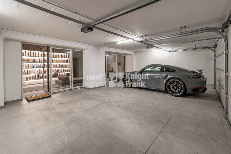Contemporary villa with panoramic views of the lake and the Jura.