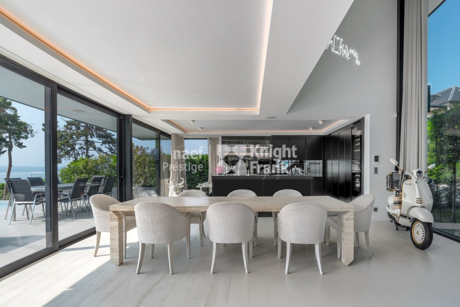 Contemporary villa with panoramic views of the lake and the Jura.