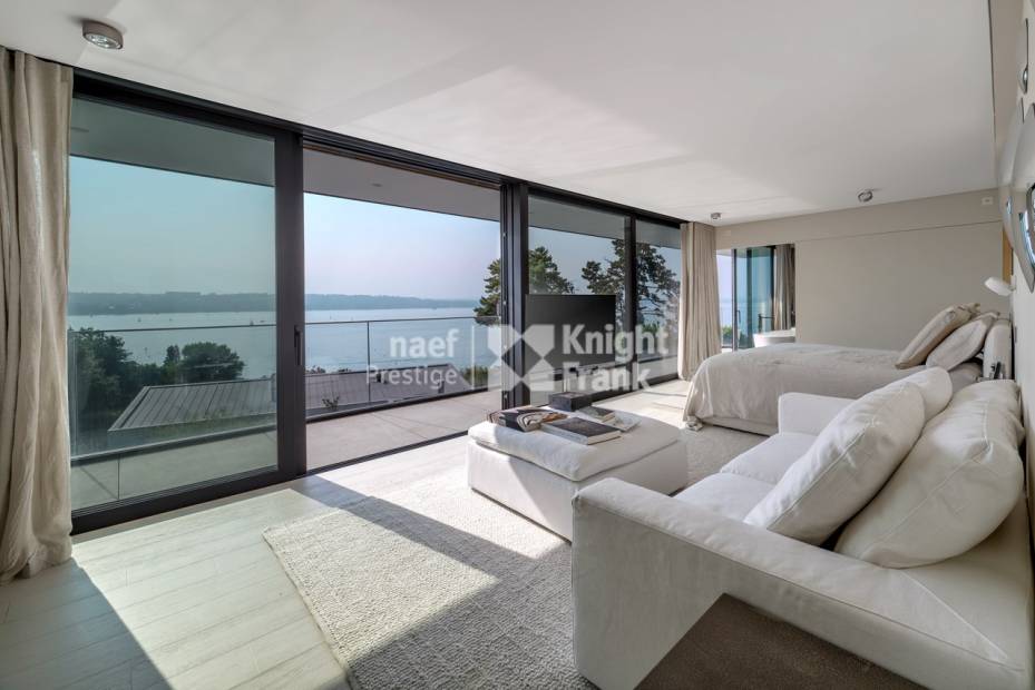 Contemporary villa with panoramic views of the lake and the Jura.