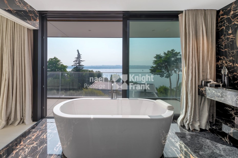 Contemporary villa with panoramic views of the lake and the Jura.