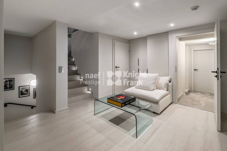 Contemporary villa with panoramic views of the lake and the Jura.