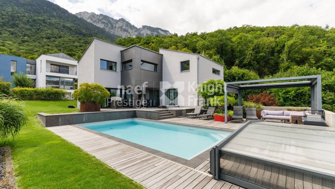 Maison d’architecte de 7.5 pièces avec piscine et jacuzzi dans un cadre verdoyant à vendre à Collombey-Muraz